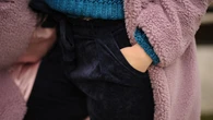 Modne kobiety wymieniajÄ nudne jeansy na "corduroy pants". Ĺwietnie trzymajÄ ciepĹo