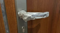 Ludzie owijajÄ
klamki foliÄ
aluminiowÄ
z jednego powodu. Policja rozwiewa wÄ
tpliwoĹci