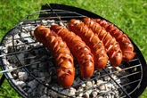 Kiełbasa na grilla. Nacinać czy nie? Jednemu rodzajowi tylko to zaszkodzi