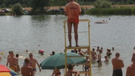 Kąpiel dla ochłody? Ratownik ostrzega. Takie zabawy na plaży mogą mieć opłakane skutki