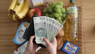 Polacy przeĹźywajÄ szok przy kasach. We wrzeĹniu to wĹaĹnie ten produkt podroĹźaĹ najbardziej