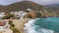 Plaże jak z bajki, cisza i spokój. Na tej wyspie tłumów brak. Widoki piękniejsze niż na Santorini