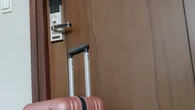 Zabezpiecz się w hotelu. Prosty trik z plastrem to początek listy. Co jeszcze warto zrobić?