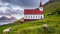 Mają mniej turystów niż Islandia i więcej owiec niż ludzi. Znajdziesz tam grób... Jamesa Bonda