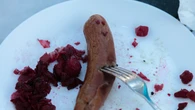 Gdzie wyrzucić grillowaną kiełbasę i sałatkę warzywną? Wiele osób nawet nie wie, że popełnia błąd