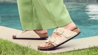 WyglÄdajÄ jak Birkenstocki, a kupiĹam je w Reserved - klapki z owczej skĂłry to niezbÄdnik lata