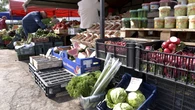 SamochĂłd za samochodem pod polskim targiem. Czesi polujÄ na sezonowy hit