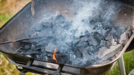 Nie masz podpałki, a goście tuż za rogiem? Grill szybko zapłonie dzięki domowym trikom