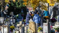 Czy na L4 moĹźna iĹÄ na cmentarz? Wielu chorych ma wÄtpliwoĹci. Eksperci wyjaĹniajÄ