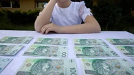 Wasz gĹosPolacy sypiÄ pieniÄdzmi. Ile trafia do komunijnych kopert? Ustalamy "chore poprzeczki"