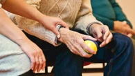 Ma 98 lat, Äwiczy 4 razy w tygodniu i zawstydza mĹodszych. 9 ÄwiczeĹ utrzymuje jÄ silnÄ i mobilnÄ