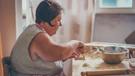 MĹodzi nie chcÄ ĹźyÄ jak rodzice. WolÄ byÄ jak wĹoskie babcie. "Nonna-maxxing" to potwierdza