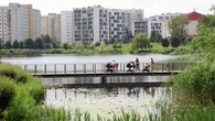 MiÄdzy blokami ukryli jezioro i piÄkny park. To miejsce bĹyszczy na tle caĹej Warszawy