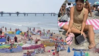 Pokazała, po co zabrała na plażę pojemnik i japonki. Ten plażowy trik zasługuje na medal