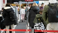 Ta modna bluzka moĹźe zatrzymaÄ ciÄ przy kontroli. Lotnisko nie lubi takich ubraĹ