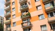 Jak ochłodzić mieszkanie w upalne dni? Niech cię ręka boska broni otwierać okna! Wyciągnij jedną rzecz