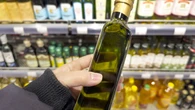 Sprawdzili oliwÄ w sklepach. SzokujÄce dane z kontroli. 60 proc. nie speĹniĹo norm jakoĹci