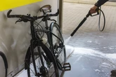 Czy można myć rower na myjni? Pamiętaj o jednym szczególe, zanim wciśniesz przycisk