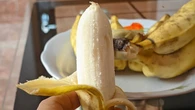 Czy można jeść końcówkę banana? Polacy często od razu wyrzucają ją do kosza