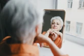 Co z makijażem po 50. roku życia? Odpuść sobie dwa kosmetyki. Będziesz wyglądać młodo i promiennie
