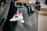 Gdzie teraz wyrzucać stare buty? Już nie do kosza. Pozbyć się możesz ich tylko w jeden sposób
