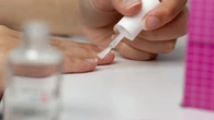 Perłowe paznokcie wygryzły maślany żółty! To największy hit na sierpień 2025