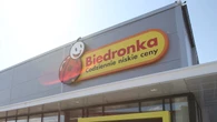 Biedronka wyprzedaje sukienki za 25 zł, które robią furorę wśród kobiet. Podobną znajdziesz też w Lidlu