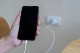 Telefon robi siÄ ciepĹy podczas Ĺadowania. NiektĂłrzy od razu odĹÄczajÄ kabel. Czy sĹusznie?