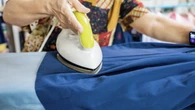 Wlej kilka kropel do Ĺźelazka. Raz-dwa i ubrania bÄdÄ gĹadkie. Prasowanie przestanie byÄ udrÄkÄ