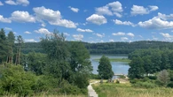 Płot do samej wody i tabliczka "teren prywatny". Czy prawo pozwala zawłaszczyć jezioro?