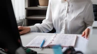 Czym jest "bare minimum Monday"? Trend szturmem wkracza do biur