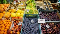 Nie tylko arbuz. Tymi owocami i warzywami najlepiej się nawodnisz
