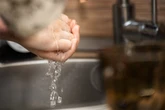 Wyciśnij z tubki i rozsmaruj po zlewie. Tylko 15 minut, a będzie czysty jak przy zakupie