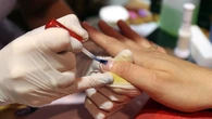 Polerowanie zamiast koloru. Ten manicure regenerujÄcy to hit na jesieĹ