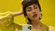Krótkie fryzury 2021. Fryzura na czeskiego piłkarza, czyli "mullet hair" pobiła serca gwiazd!