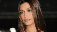 Capri pants wracajÄ na salony. Hailey Bieber robi z "obciachu" najgorÄtszy trend lata
