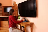 Koniec ze smugami na ekranie. Wystarczy jedna rzecz z domu, a efekt jak z salonu RTV