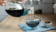 Zielona herbata ma konkurencjÄ. Butterfly Pea Tea wyglÄda jak magia, obiecuje duĹźo