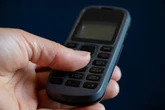 Młodzi stawiają na klasyczne telefony? Można z nich tylko dzwonić i wysłać SMS