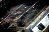ZardzewiaĹy grill? Zamiast kupowaÄ nowy, drogi sprzÄt, wykorzystaj to, co leĹźaĹo w garaĹźu