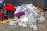 Do jakiego kosza wyrzucić ciuchy? Największą zagwozdka jest z bielizną. Przez to płacimy więcej