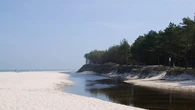 Dzika plaża, zero tłumów i ani jednego parawanu. Ten fragment Bałtyku zna niewiele osób