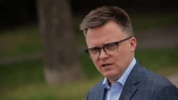 Zadłużony, zakochany i bliski życia w zakonie. Miłość Hołowni skończyła się ślubem. Ale nie jego