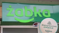 Żabka podarowała pracownikom świąteczną paczkę. Co jest w środku? "Najlepsza ze wszystkich"