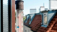 Nie tylko rolety i klimatyzacja. Co bardzo pomaga ograniczyÄ nagrzewanie mieszkania?