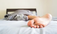To wcale nie dziwny nawyk. Nie bez powodu wystawiasz stopÄ spod koĹdry podczas snu