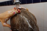 UlegajÄ trendowi #nopoo, potem ĹźaĹujÄ. Eksperci mĂłwiÄ o skutkach. "Zmiany przypominajÄ pryszcze"