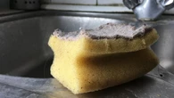 RobiÄ tak z gÄbkami do naczyĹ, bo myĹlÄ, Ĺźe sÄ eko. Tylko pogarszajÄ sprawÄ