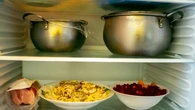 Garnek w lodĂłwce psuje nie tylko smak. To prosta droga do zatrucia i awarii