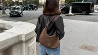 Reserved wyprzedaje zamszowe torebki za grosze - to modele na lata. Co w Sinsay?